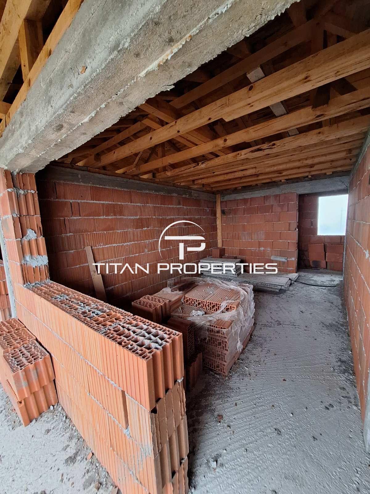 Двуетажна къща за продажба в с. Добростан
