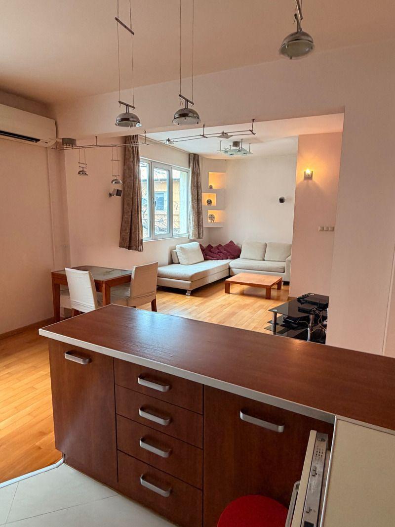 Тристаен, под наем, Център